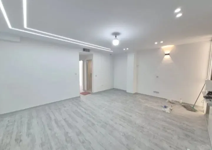آپارتمان ۸۰ متری دوخوابه بازسازی‌شده شاهین‌ویلا