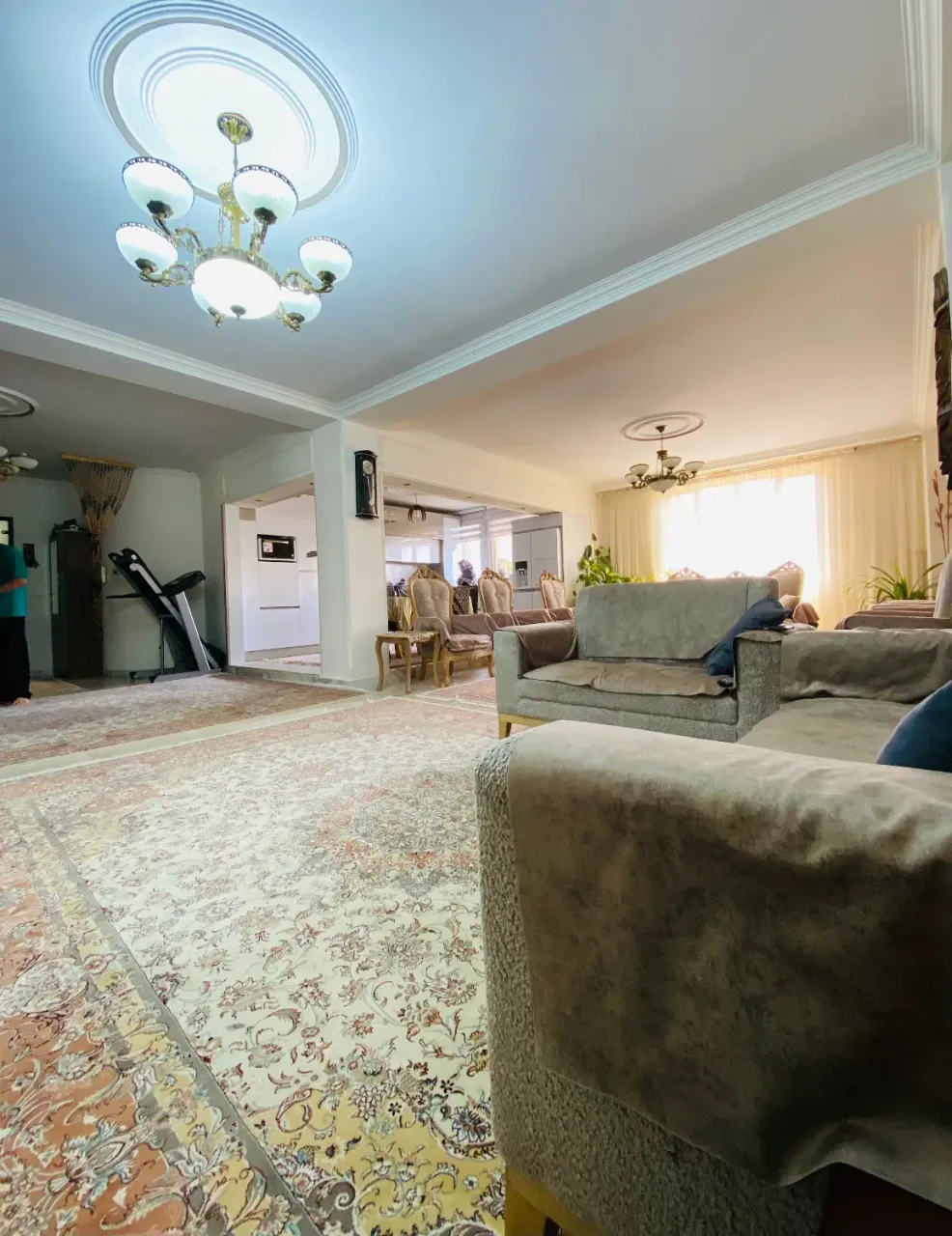 آپارتمان ۱۳۶ متری دوخوابه بازسازی‌شده در باغستان