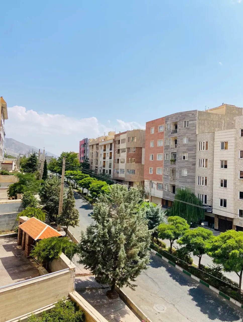 آپارتمان ۱۳۶ متری دوخوابه بازسازی‌شده در باغستان