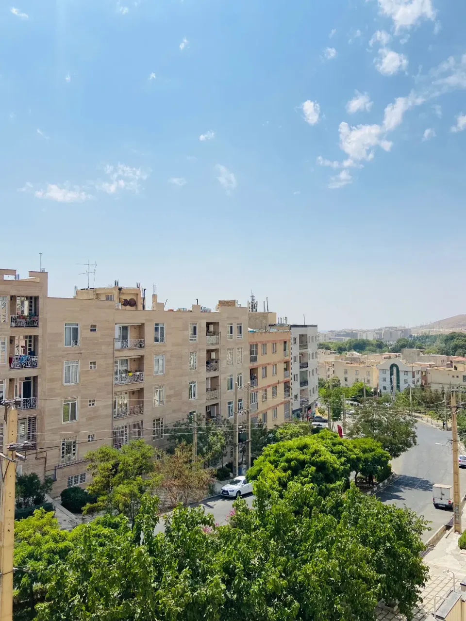 آپارتمان ۱۳۶ متری دوخوابه بازسازی‌شده در باغستان