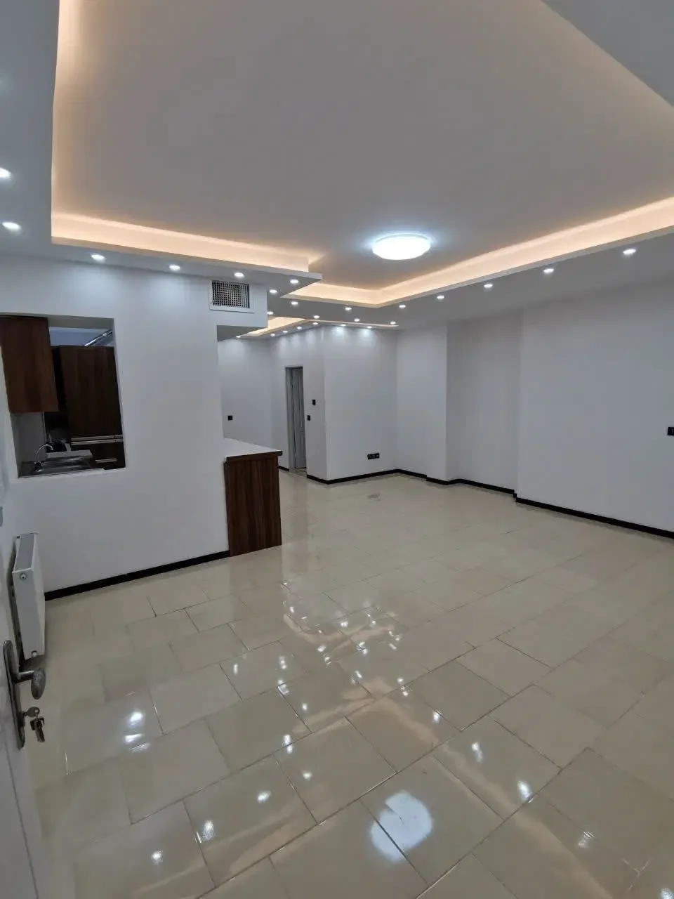 ۸۲ متر دوخوابه بازسازی‌شده در شهرک ابریشم