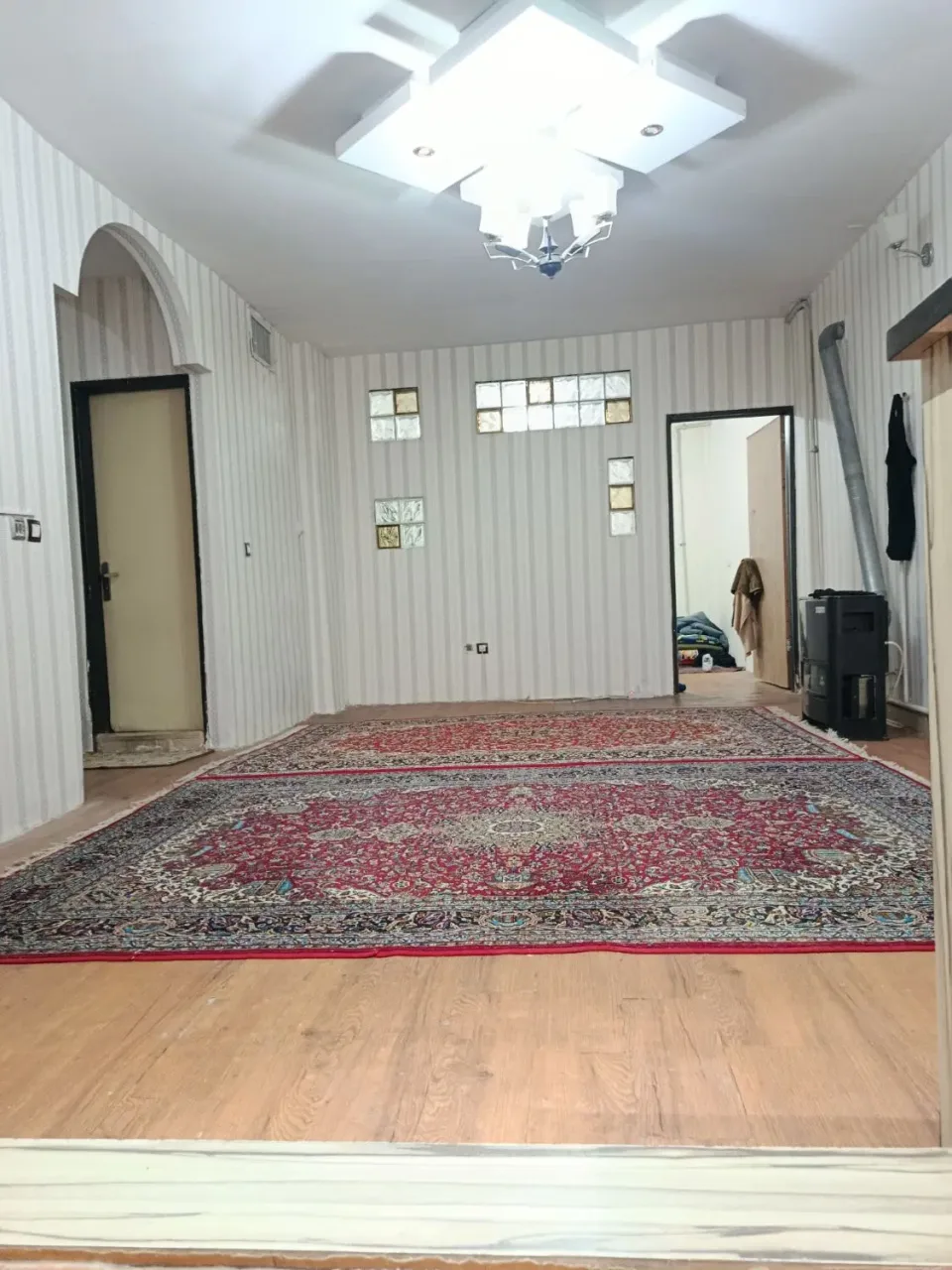 ۶۹ متر آپارتمان یک‌خوابه بازسازی‌شده در کمال‌شهر