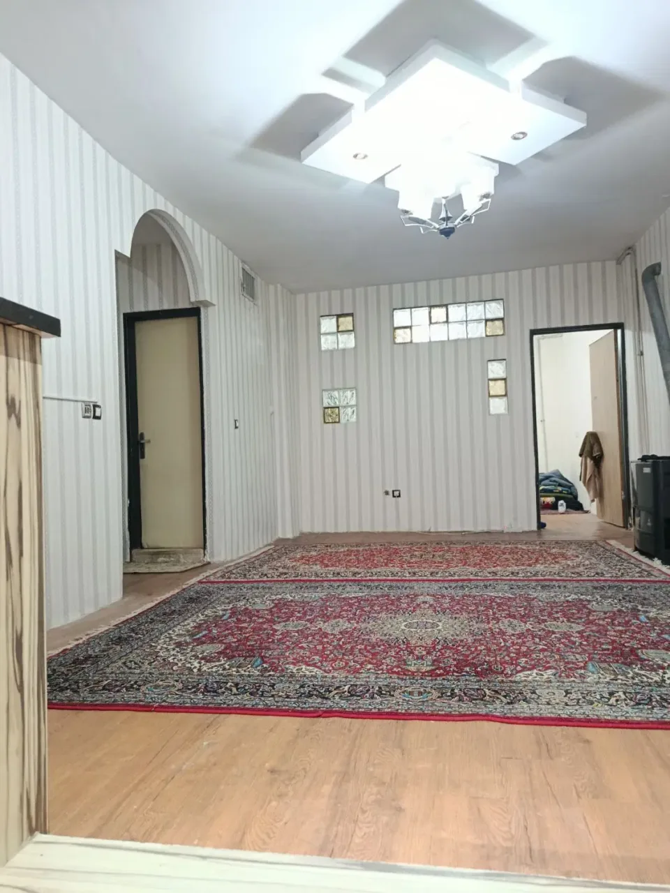 ۶۹ متر آپارتمان یک‌خوابه بازسازی‌شده در کمال‌شهر