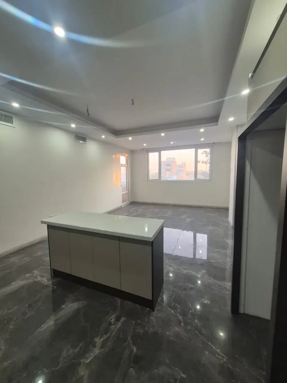 ۹۱ متر ۲ خوابه نوساز با پارکینگ در کوی زنبق