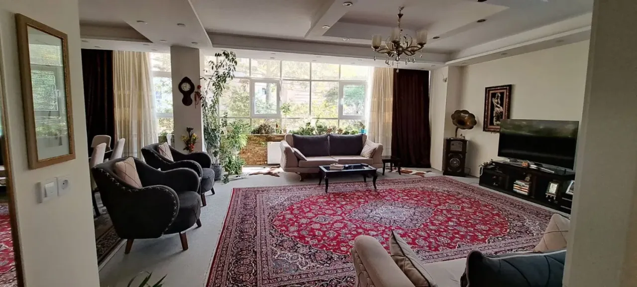 آپارتمان ۱۰۲ متری دوخوابه بازسازی‌شده باغستان