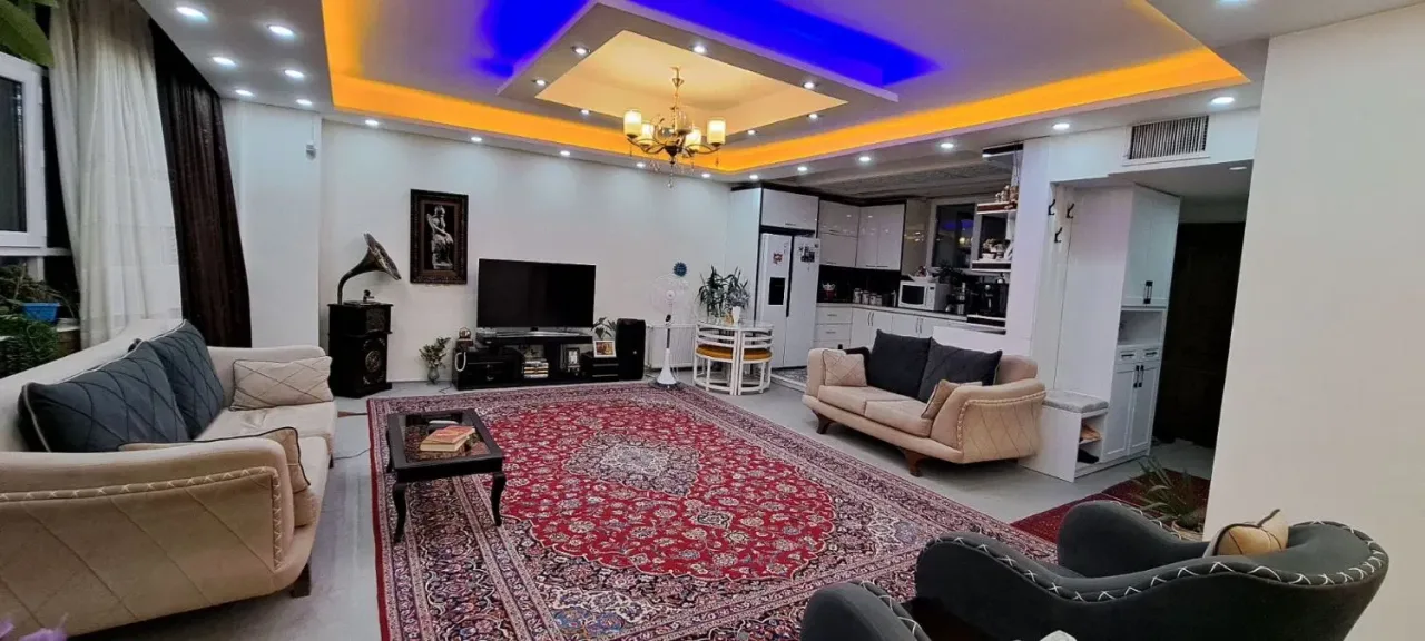 آپارتمان ۱۰۲ متری دوخوابه بازسازی‌شده باغستان