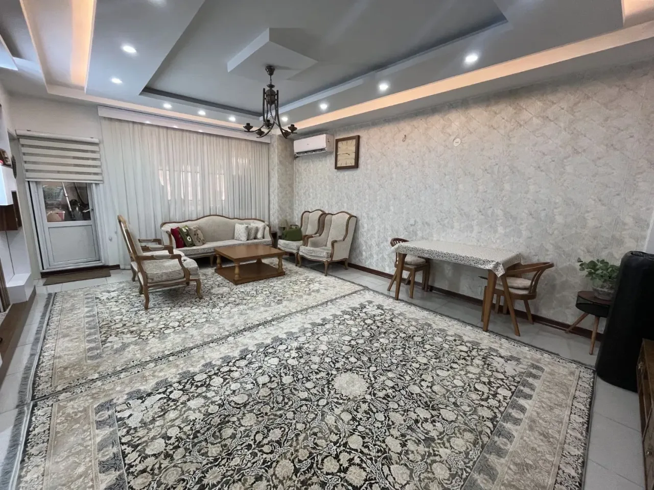 آپارتمان ۹۳ متری دوخوابه بازسازی‌شده در خرمدشت