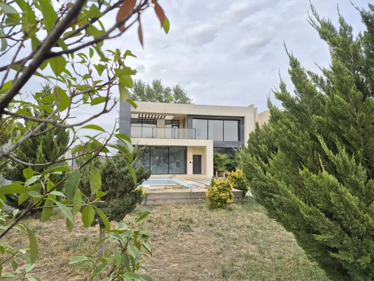 ۱۰۰۰ متر ویلای ۳ خوابه سند تک‌برگ در شهرک زعفرانیه
