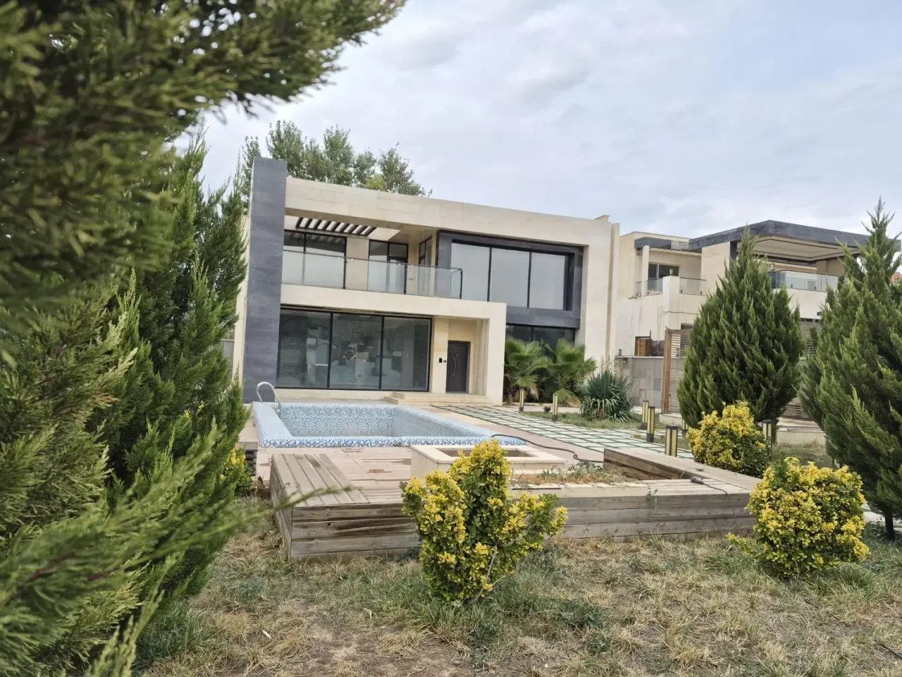 ۱۰۰۰ متر ویلای ۳ خوابه سند تک‌برگ در شهرک زعفرانیه