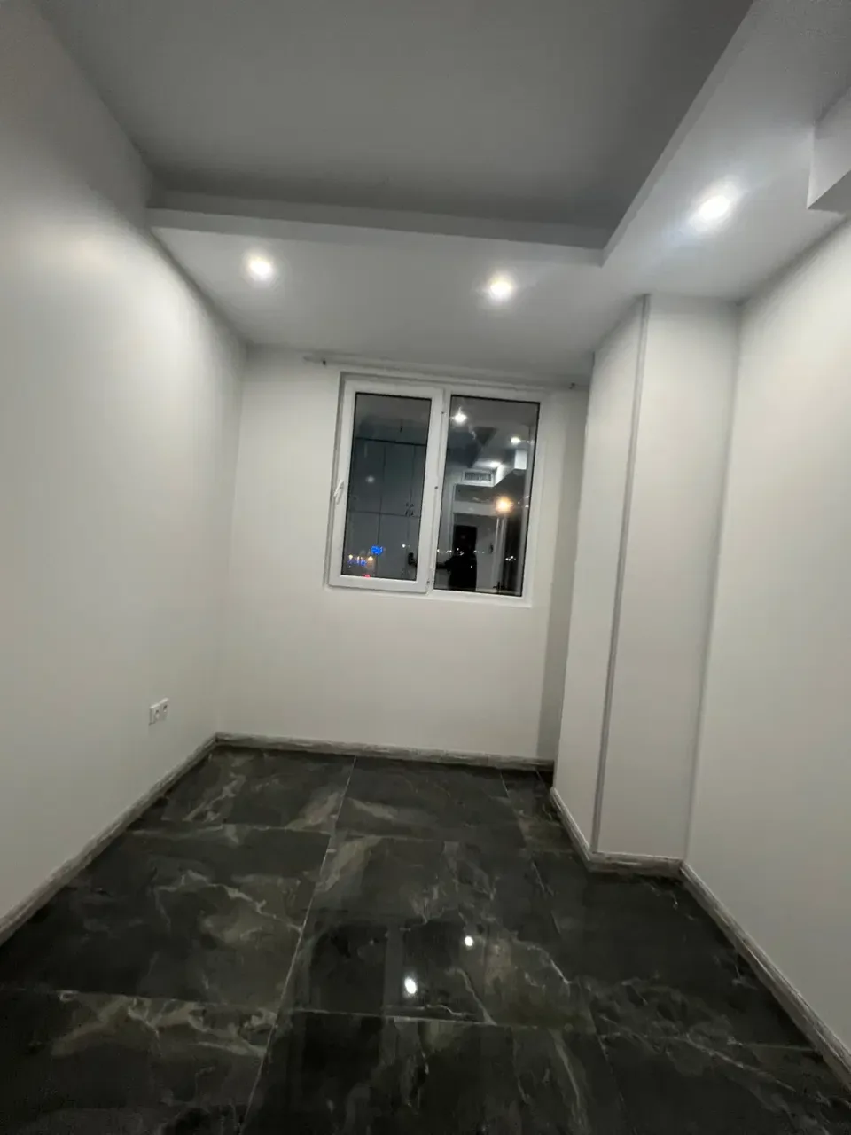 ۹۵ متری دوخوابه نوساز با آسانسور در کوی زنبق