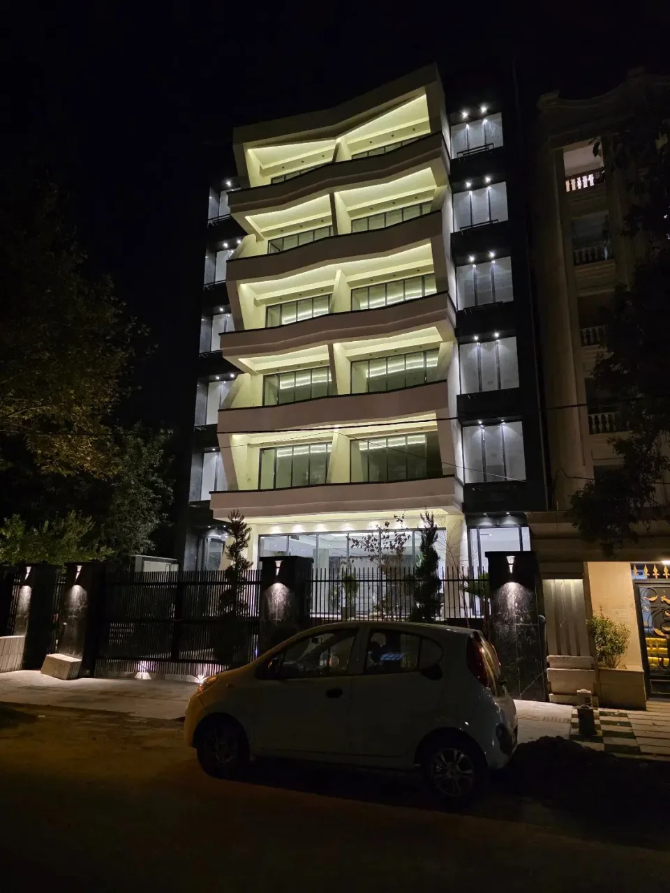 اجاره آپارتمان ۸۳ متری دوخوابه نوساز در کوی زنبق