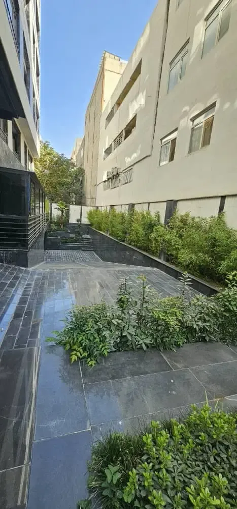 ۹۵ متر، ۲ خواب نوساز با امکانات در کوی زنبق