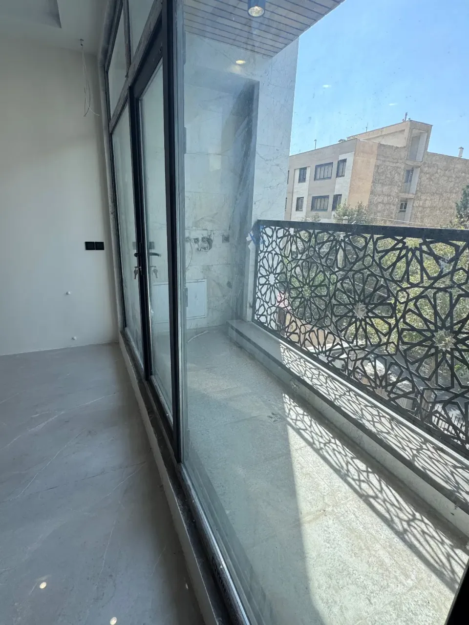 ۱۲۷ متر سه‌خوابه نوساز با آسانسور در گلشهر