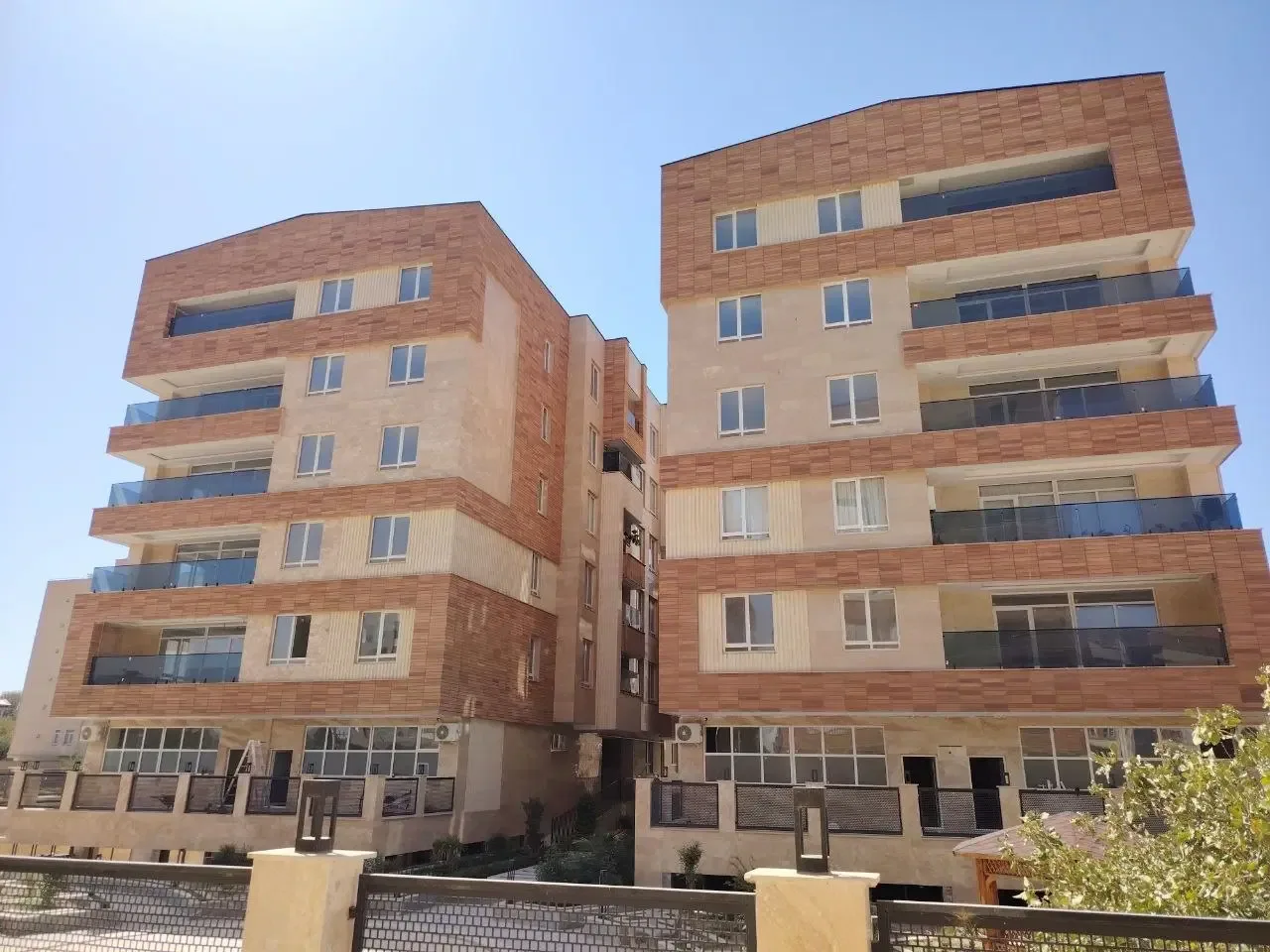 آپارتمان ۱۷۷ متری ۳ خواب با ۲ پارکینگ در کوی مهر